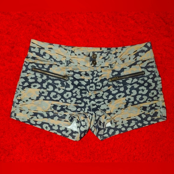 Women's Shorts - Picture 1 of 3